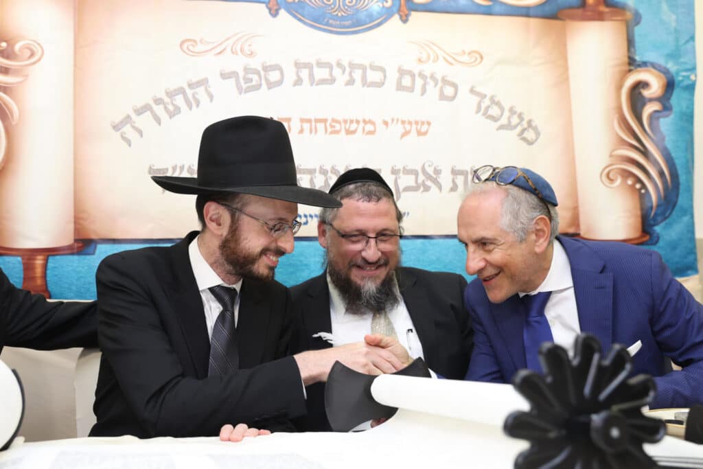 בשערים המצויינים חגגו הכנסת ספר תורה לביהמ"ד