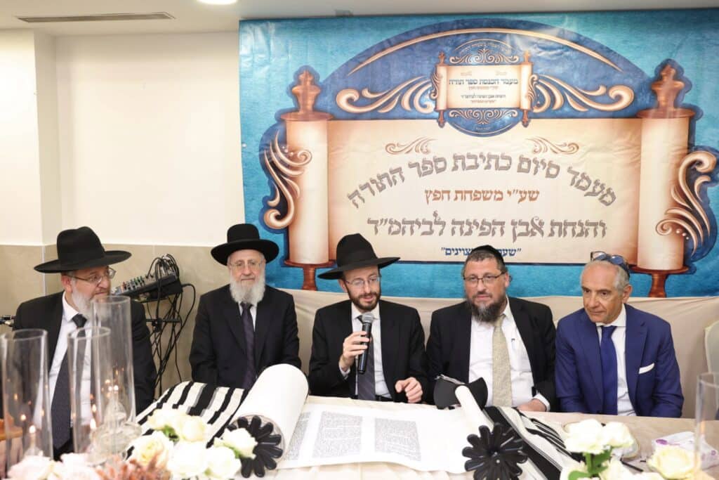 בשערים המצויינים חגגו הכנסת ספר תורה לביהמ"ד