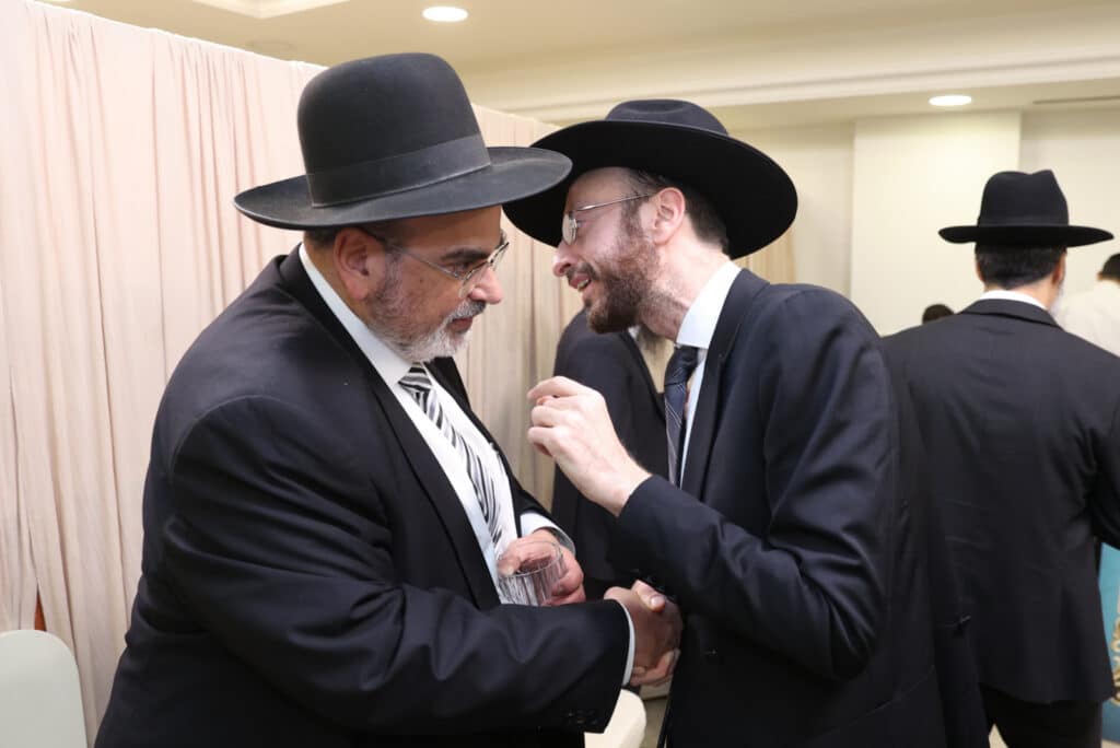 בשערים המצויינים חגגו הכנסת ספר תורה לביהמ"ד