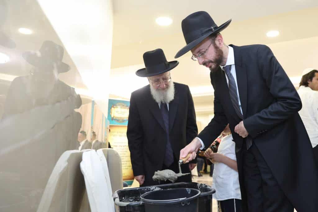 בשערים המצויינים חגגו הכנסת ספר תורה לביהמ"ד