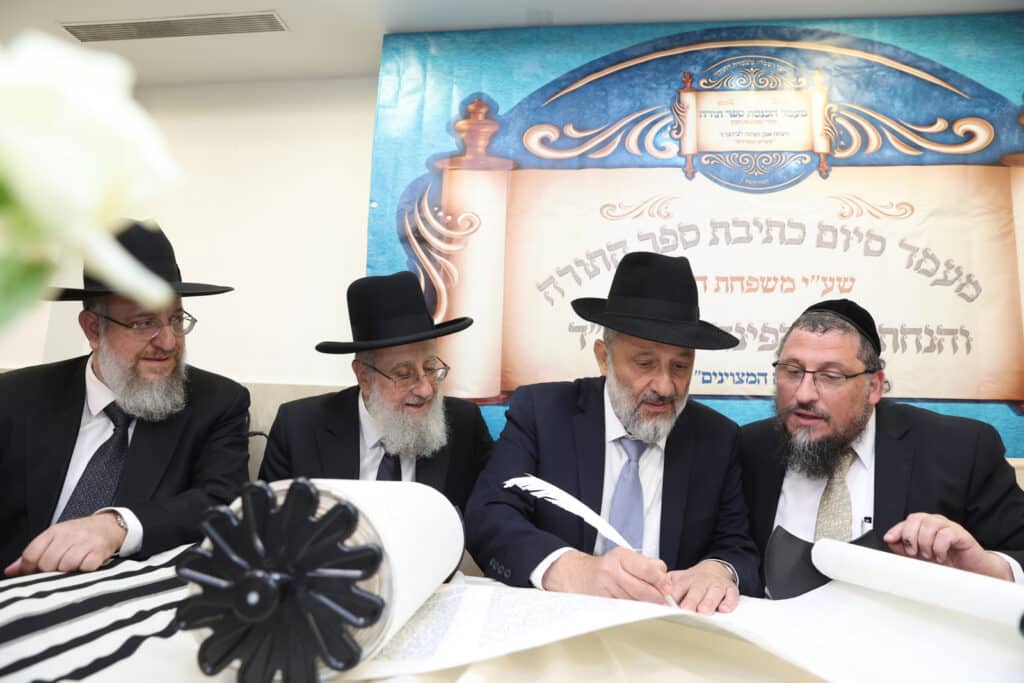 בשערים המצויינים חגגו הכנסת ספר תורה לביהמ"ד