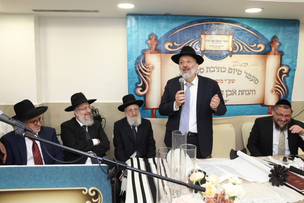 בשערים המצויינים חגגו הכנסת ספר תורה לביהמ"ד