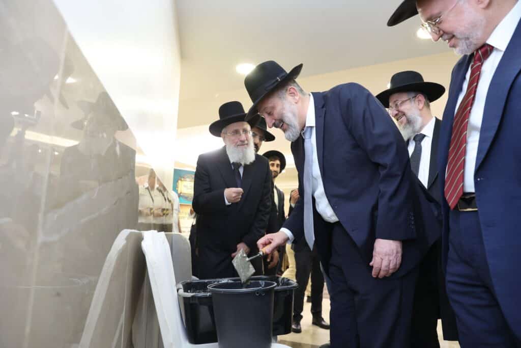 בשערים המצויינים חגגו הכנסת ספר תורה לביהמ"ד