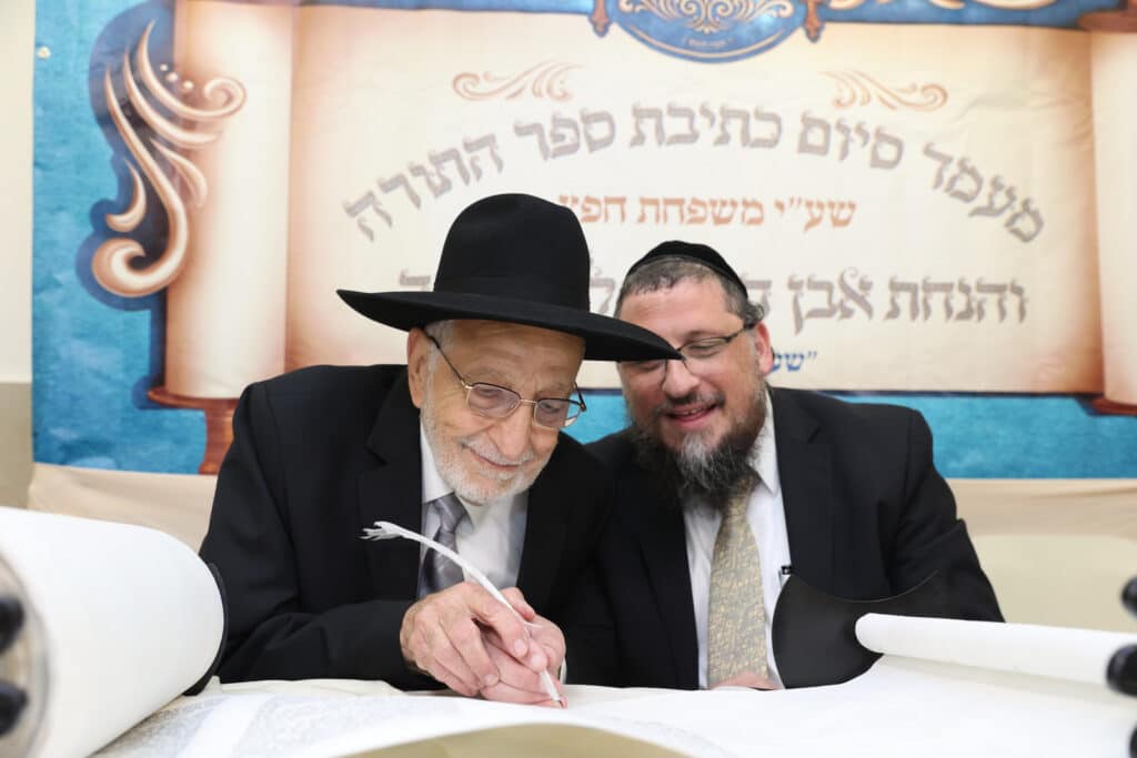בשערים המצויינים חגגו הכנסת ספר תורה לביהמ"ד