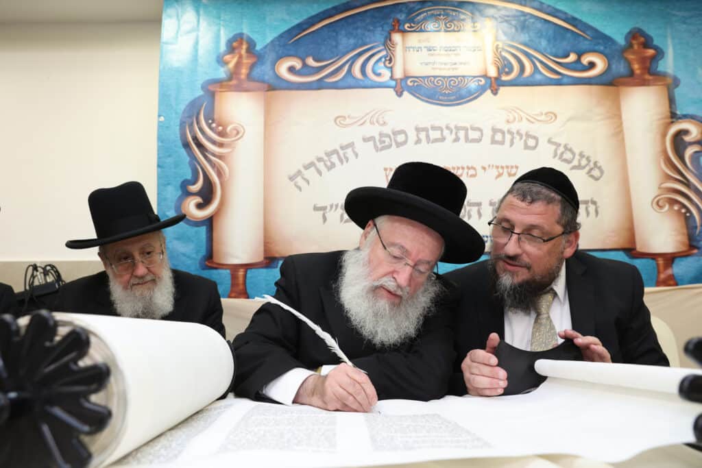 בשערים המצויינים חגגו הכנסת ספר תורה לביהמ"ד