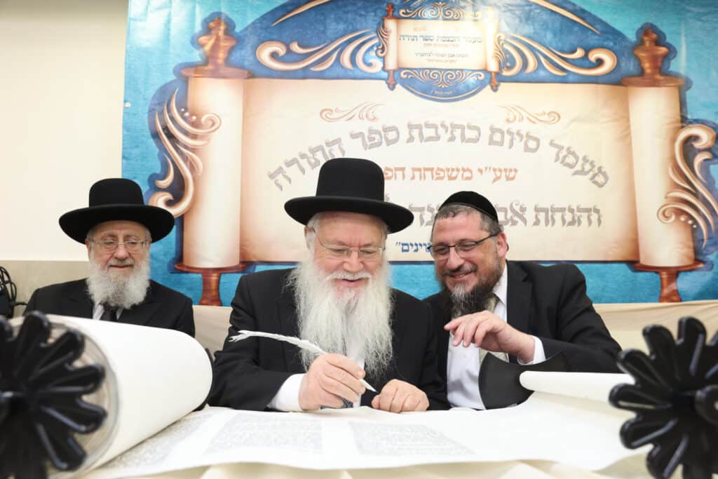 בשערים המצויינים חגגו הכנסת ספר תורה לביהמ"ד