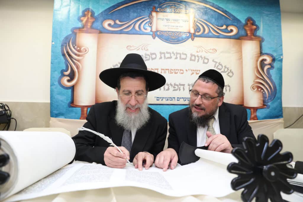 בשערים המצויינים חגגו הכנסת ספר תורה לביהמ"ד