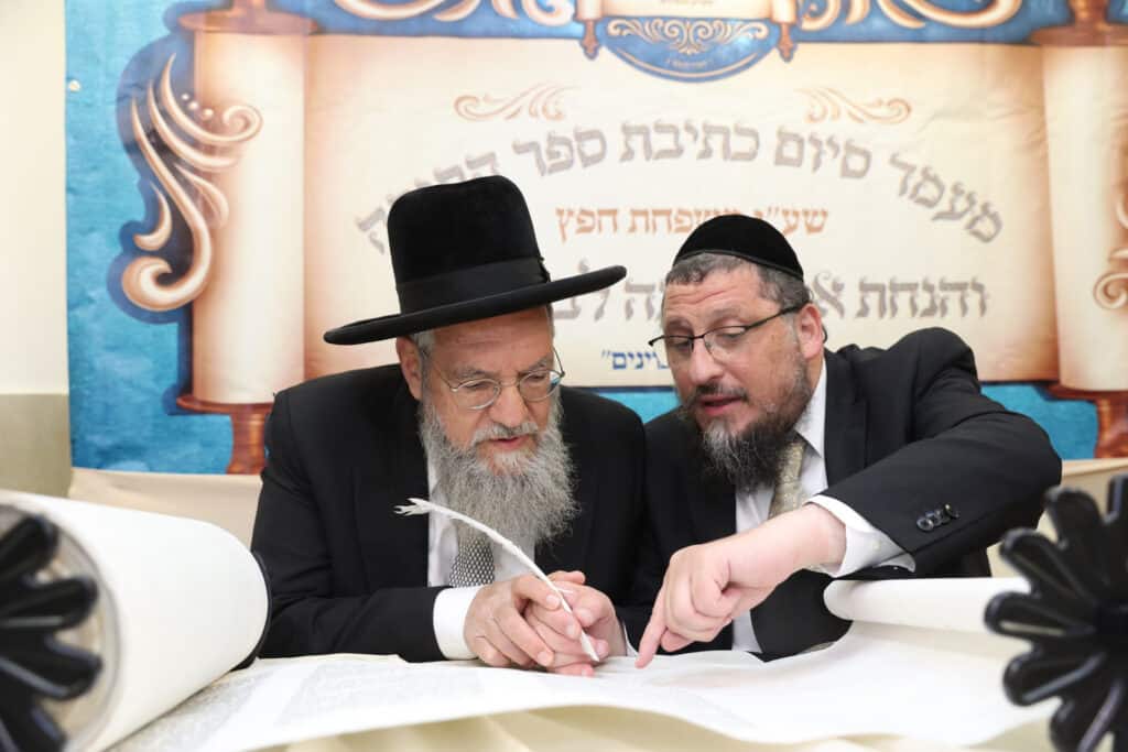 בשערים המצויינים חגגו הכנסת ספר תורה לביהמ"ד