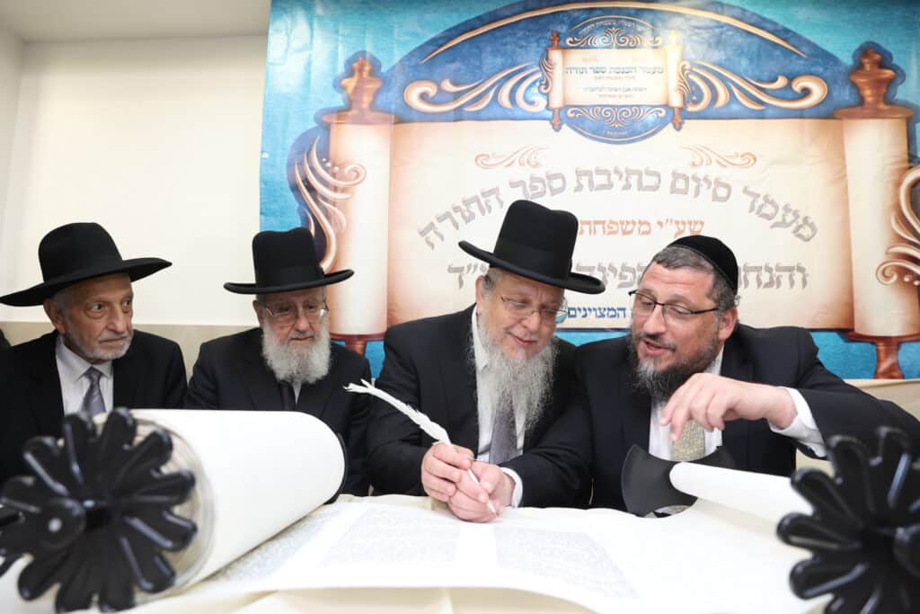 בשערים המצויינים חגגו הכנסת ספר תורה לביהמ"ד