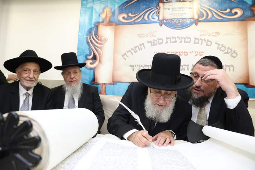 בשערים המצויינים חגגו הכנסת ספר תורה לביהמ"ד