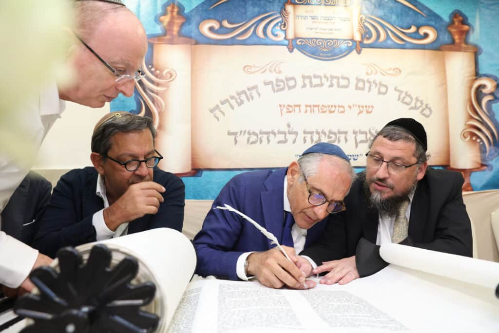 בשערים המצויינים חגגו הכנסת ספר תורה לביהמ"ד