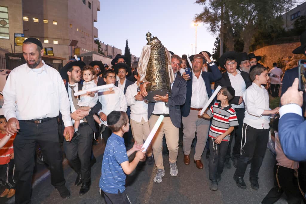 בשערים המצויינים חגגו הכנסת ספר תורה לביהמ"ד