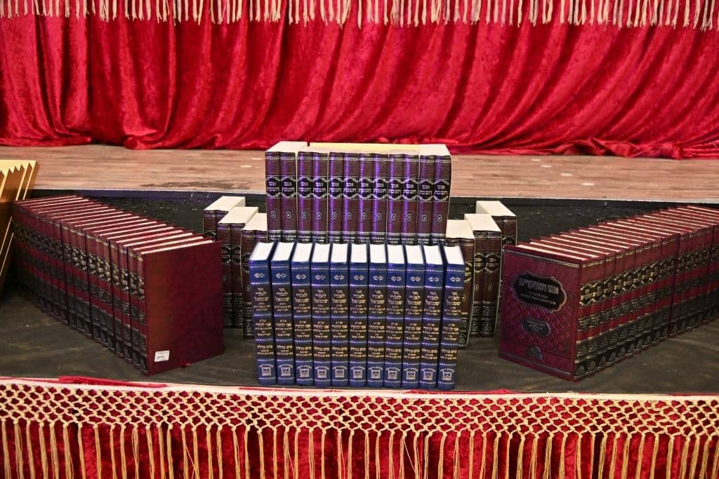 חלוקת תעודות ופרסים לתלמידי ישיבת מכנובקא בעלזא באלעד