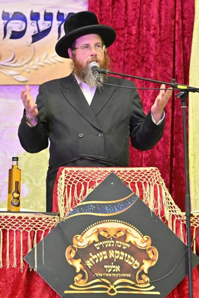 חלוקת תעודות ופרסים לתלמידי ישיבת מכנובקא בעלזא באלעד