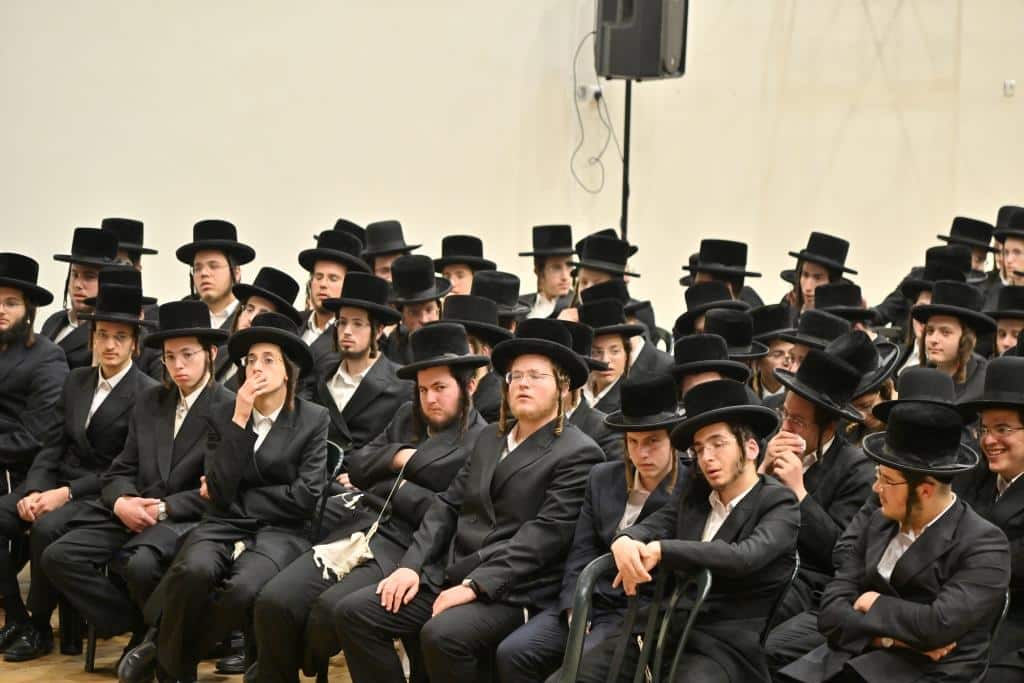 חלוקת תעודות ופרסים לתלמידי ישיבת מכנובקא בעלזא באלעד