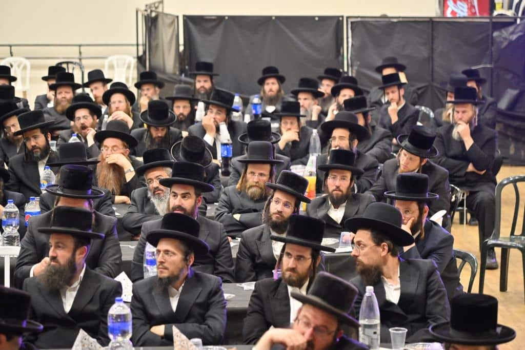 חלוקת תעודות ופרסים לתלמידי ישיבת מכנובקא בעלזא באלעד