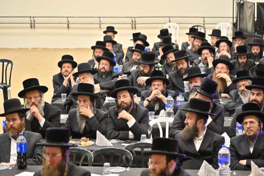 חלוקת תעודות ופרסים לתלמידי ישיבת מכנובקא בעלזא באלעד