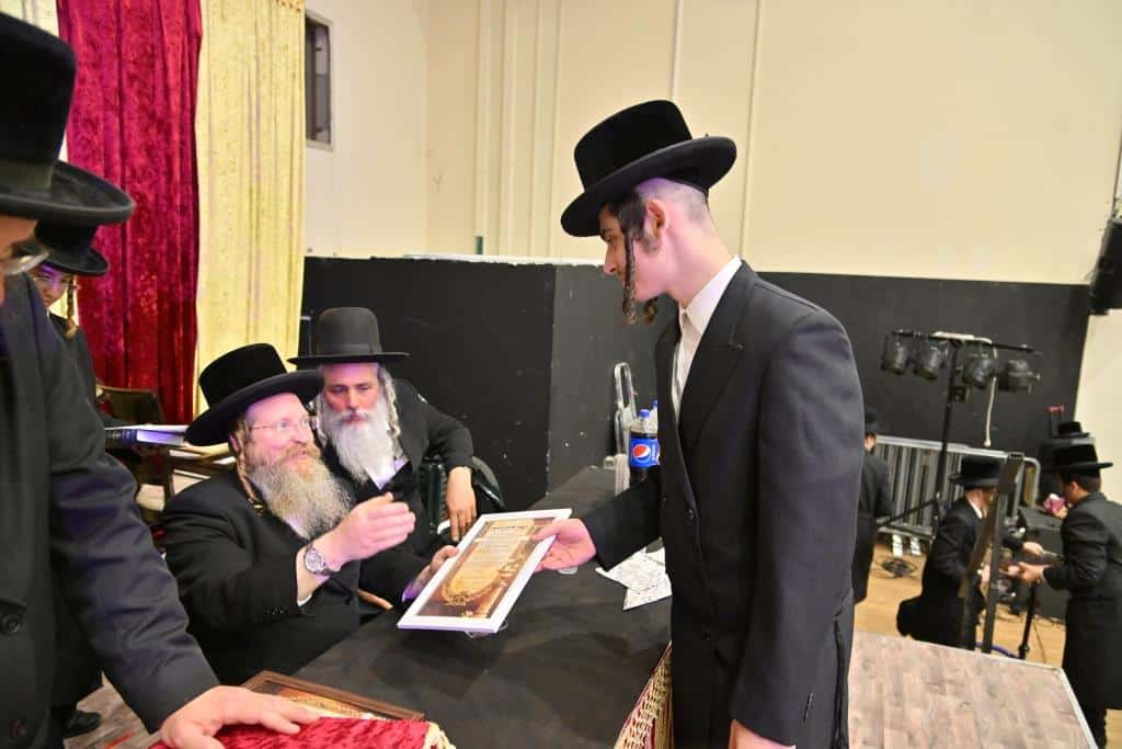 חלוקת תעודות ופרסים לתלמידי ישיבת מכנובקא בעלזא באלעד