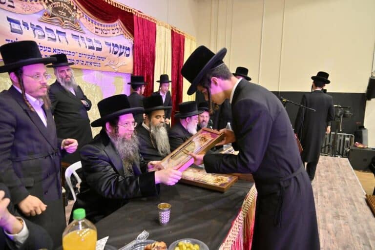 חלוקת תעודות ופרסים לתלמידי ישיבת מכנובקא בעלזא באלעד