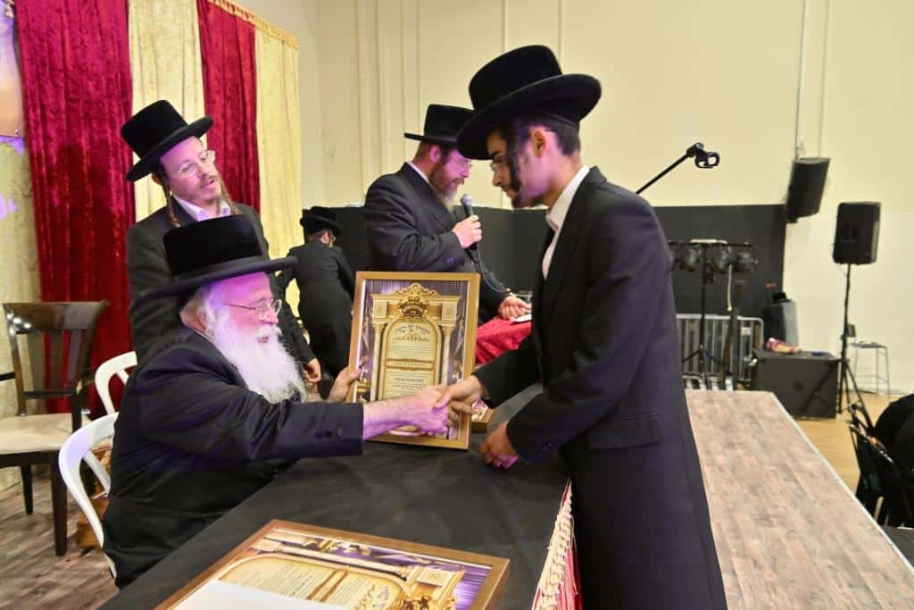 חלוקת תעודות ופרסים לתלמידי ישיבת מכנובקא בעלזא באלעד