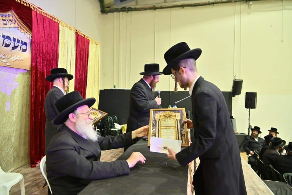 חלוקת תעודות ופרסים לתלמידי ישיבת מכנובקא בעלזא באלעד