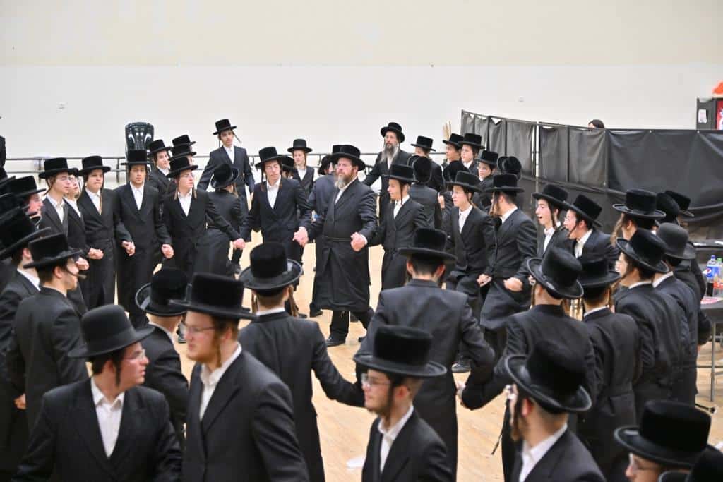 חלוקת תעודות ופרסים לתלמידי ישיבת מכנובקא בעלזא באלעד