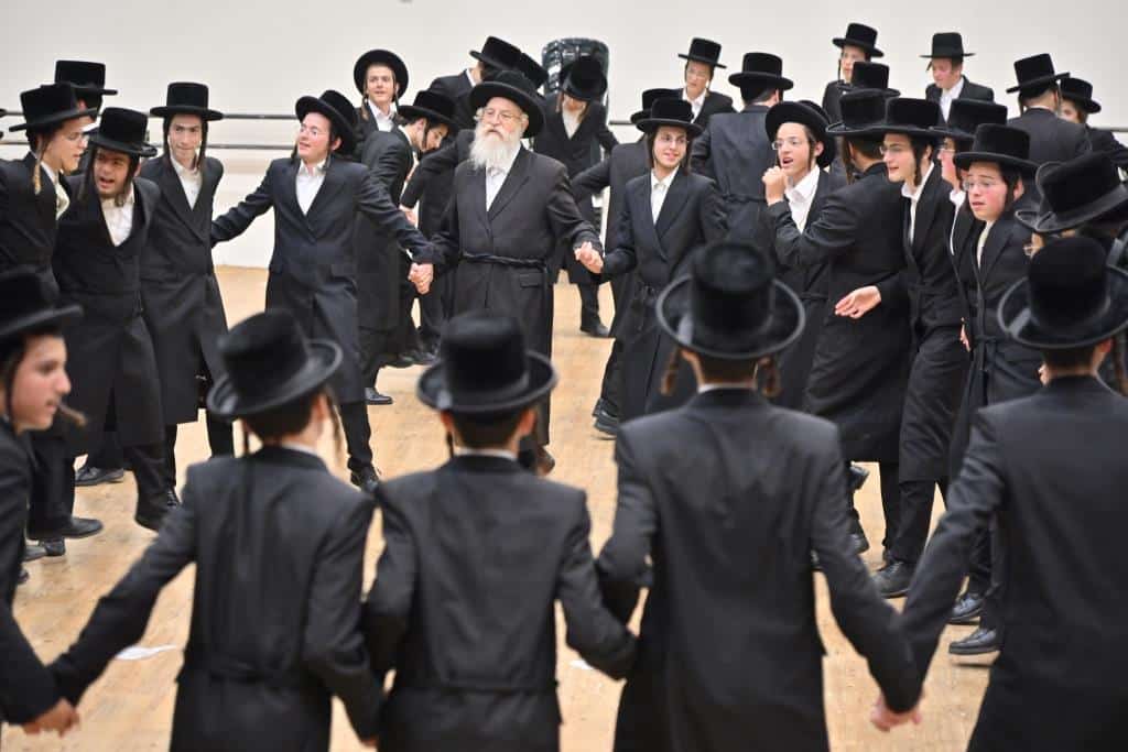 חלוקת תעודות ופרסים לתלמידי ישיבת מכנובקא בעלזא באלעד