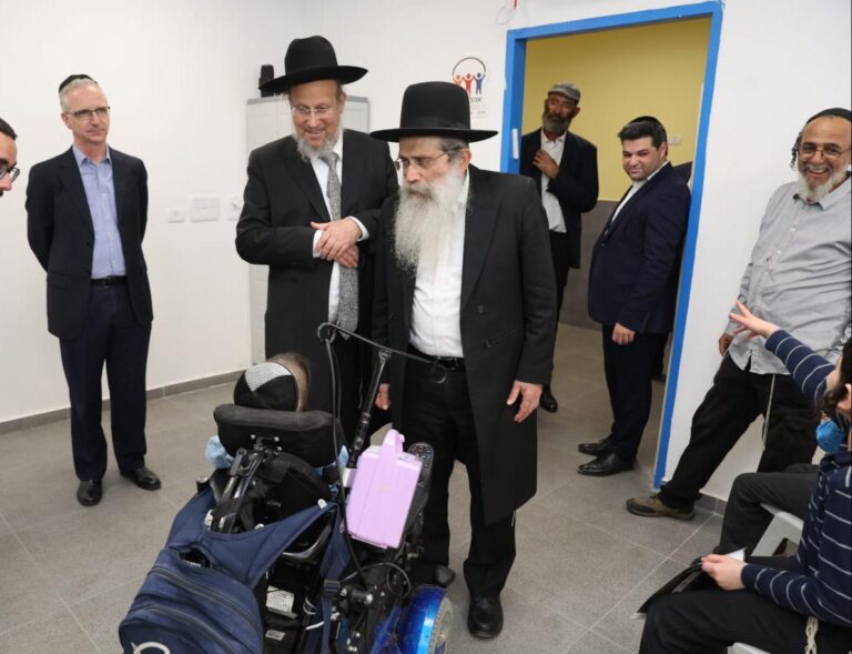 חבר המועצת קבע מזוזה במשכן החדש של בית הספר לחינוך מיוחד