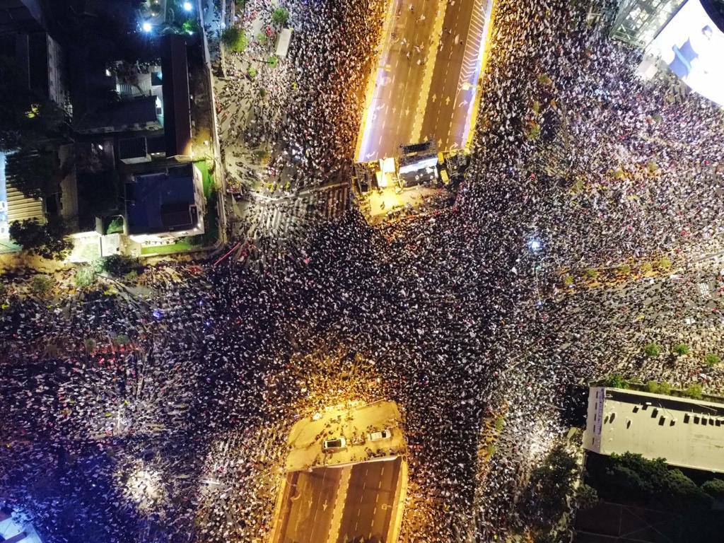 רבבות אנרכיסטים מפגינים בקפלן נגד הרפורמה