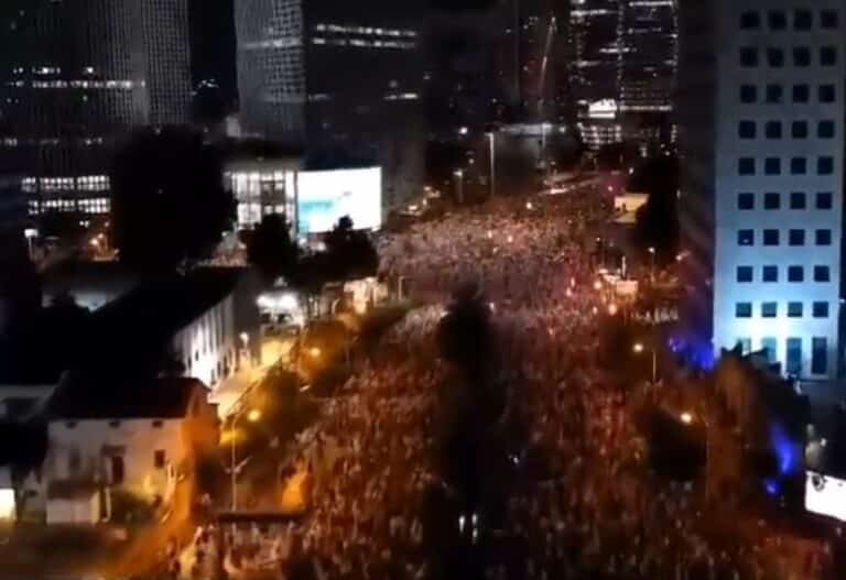 רבבות אנרכיסטים בקפלן, אלפים בירושלים