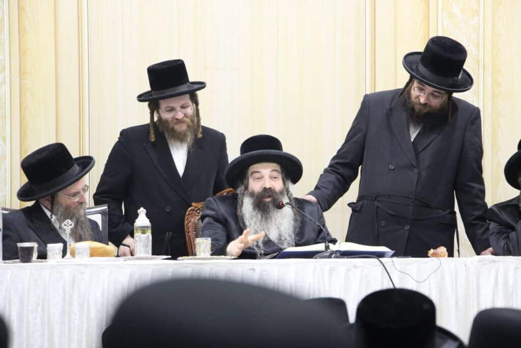 יחד עם המוני החסידים: האדמו"ר מזוטשקא ערך טיש