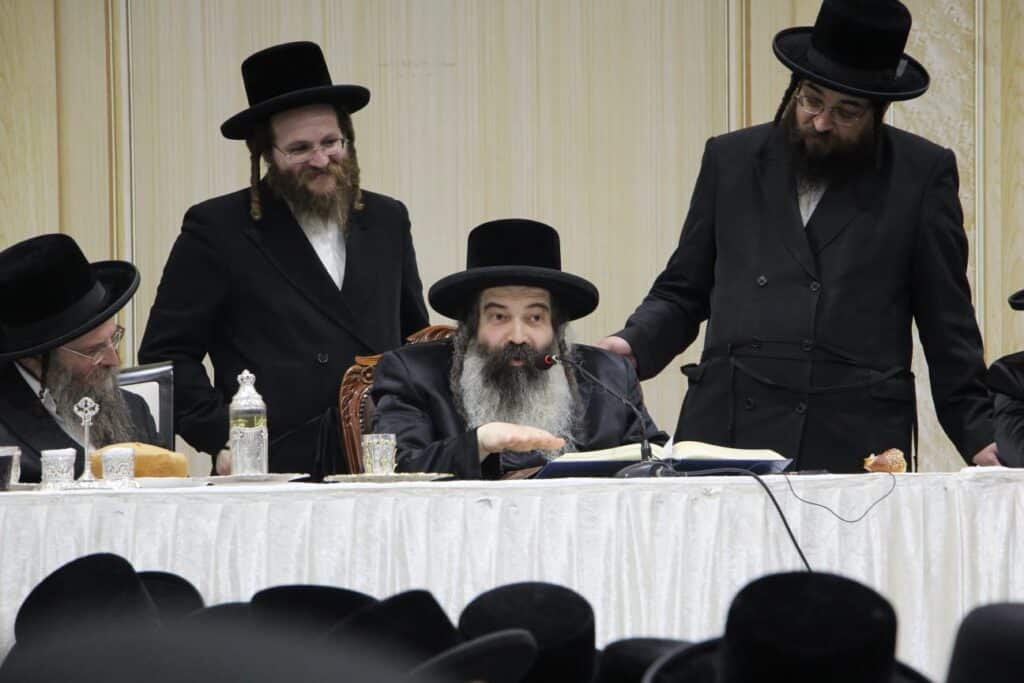 יחד עם המוני החסידים: האדמו"ר מזוטשקא ערך טיש