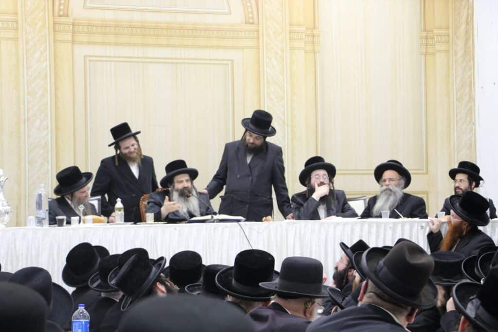 יחד עם המוני החסידים: האדמו"ר מזוטשקא ערך טיש