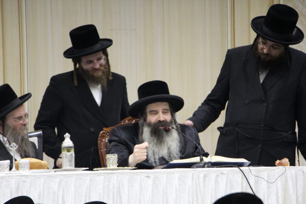 יחד עם המוני החסידים: האדמו"ר מזוטשקא ערך טיש