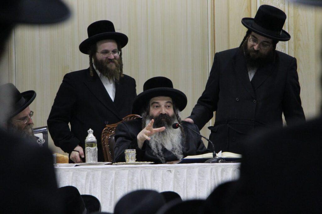 יחד עם המוני החסידים: האדמו"ר מזוטשקא ערך טיש