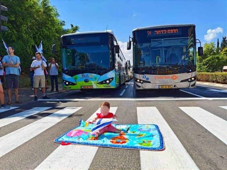 על הכביש: התמונה של הפעוטה שעוררה סערה ברשת