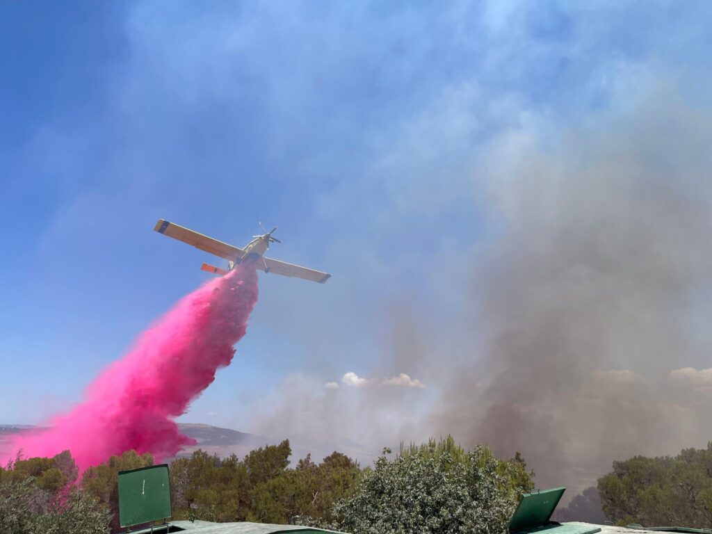 לוחמי האש נאבקים בשריפה בהר הגלבוע