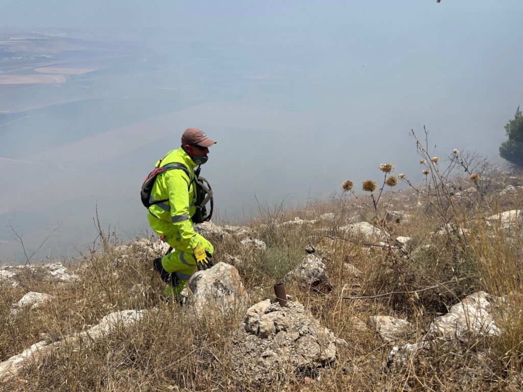 לוחמי האש נאבקים בשריפה בהר הגלבוע