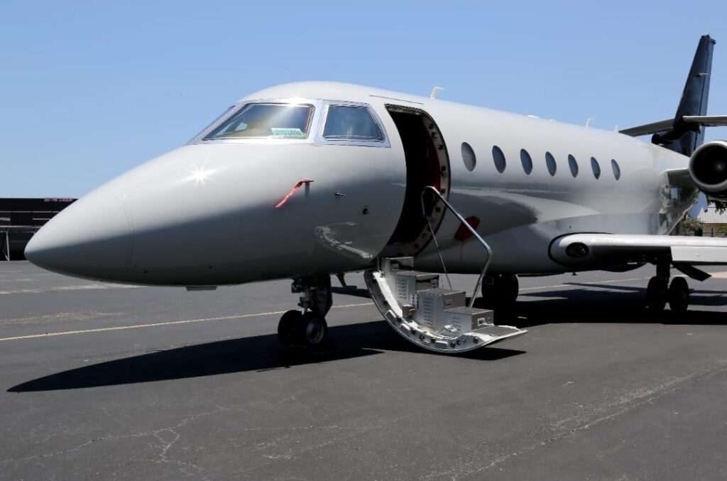 עם מטוס פרטי: הרבי מגור בדרך לנתב"ג