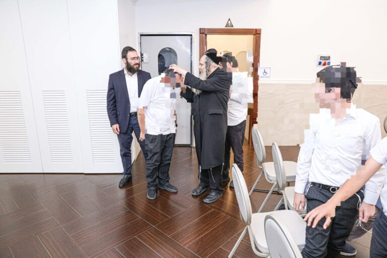 הרב ארוש ביקר וחיזק גברים בודדים – "תבטחו בה"