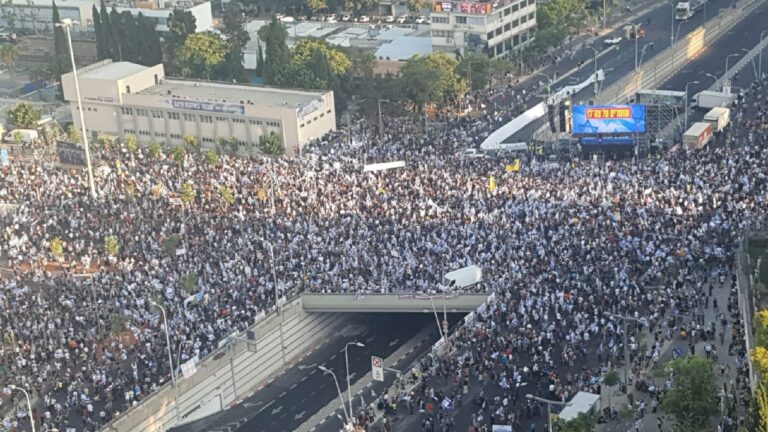 צפו ברבבות שואגים: "העם דורש רפורמה משפטית"