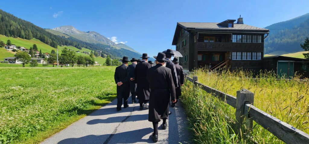 בין הנופים הקסומים של דאבוס: המנוחה של הרבי מגור