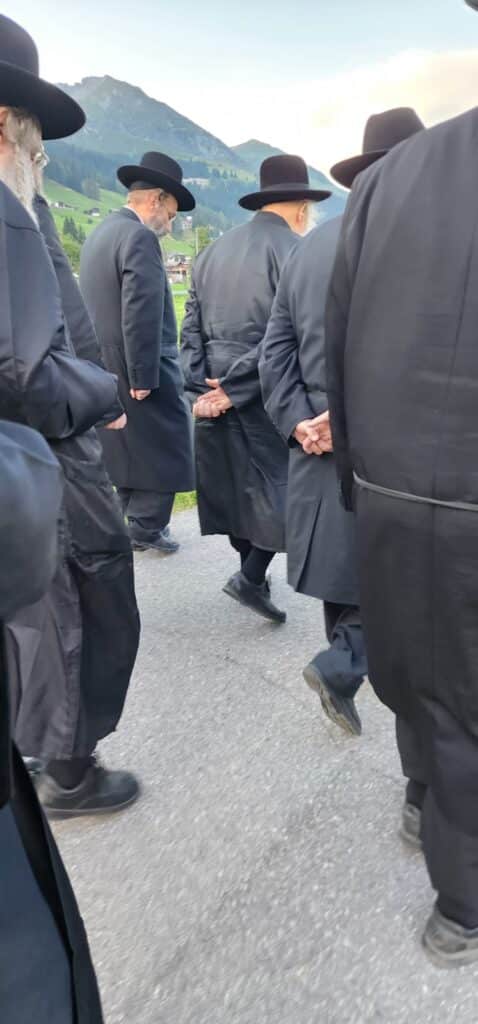 בין הנופים הקסומים של דאבוס: המנוחה של הרבי מגור