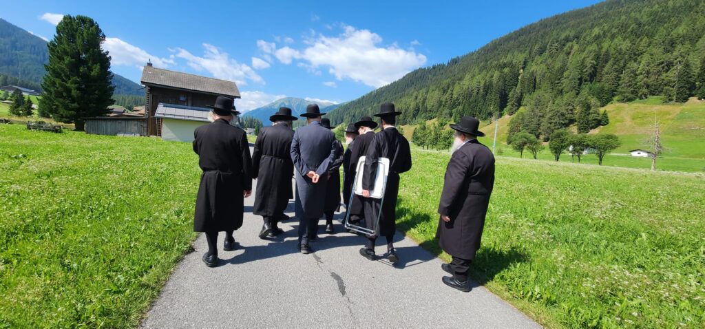 בין הנופים הקסומים של דאבוס: המנוחה של הרבי מגור