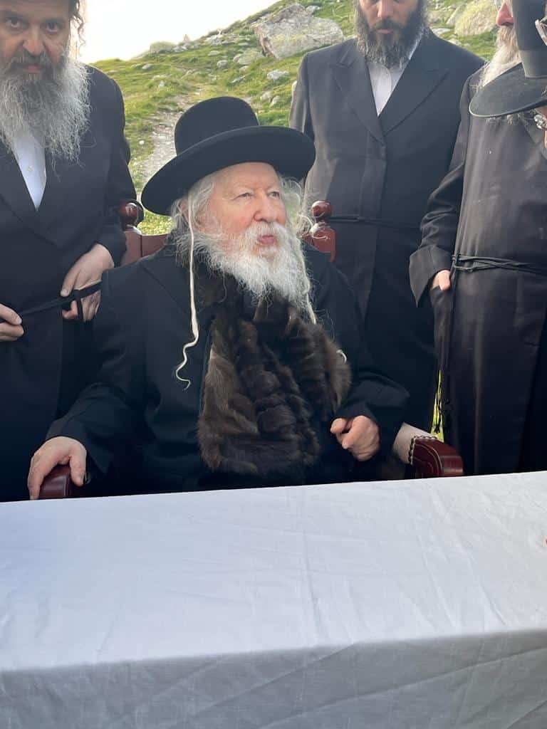 בין הנופים הקסומים של דאבוס: המנוחה של הרבי מגור