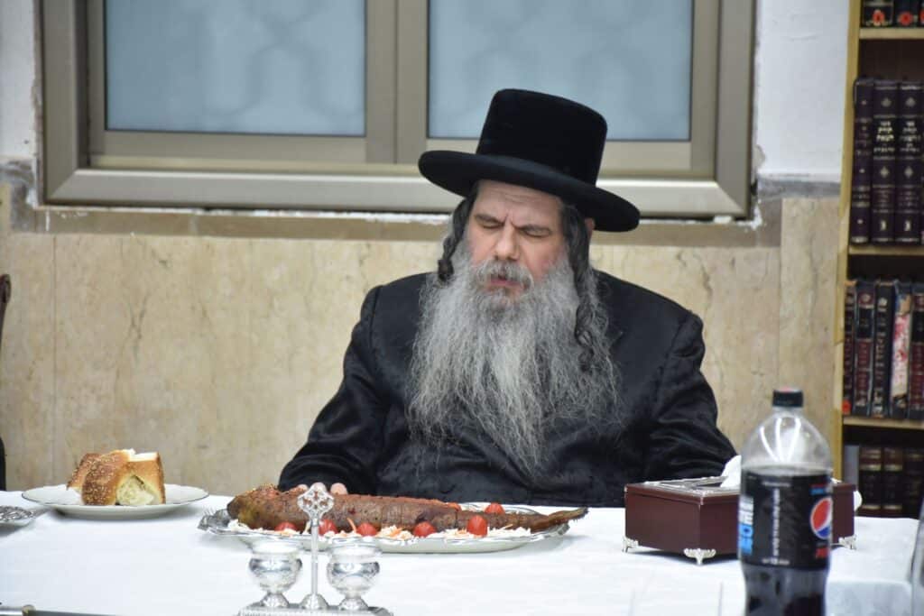 כשהוא בוצע את החלה: הטיש של האדמו"ר מקוידינוב