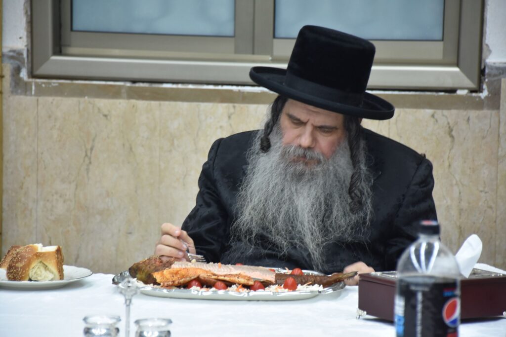 כשהוא בוצע את החלה: הטיש של האדמו"ר מקוידינוב