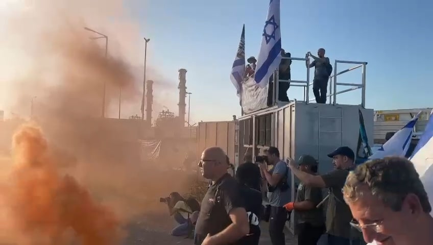 האנרכיסטים חסמו את נמל חיפה: מאוחר יותר יגיעו לנתב"ג