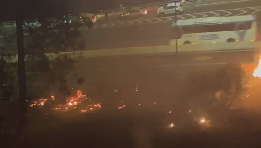 סמוך לכביש 1: האש משתוללת בדרכה ליער ירושלים