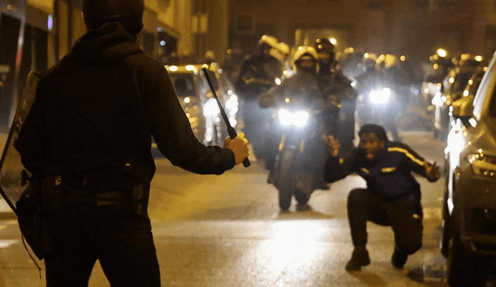 רכבים הפוכים ושוטרים פצועים: תיעודים בלתי נתפסים מהביזה בצרפת